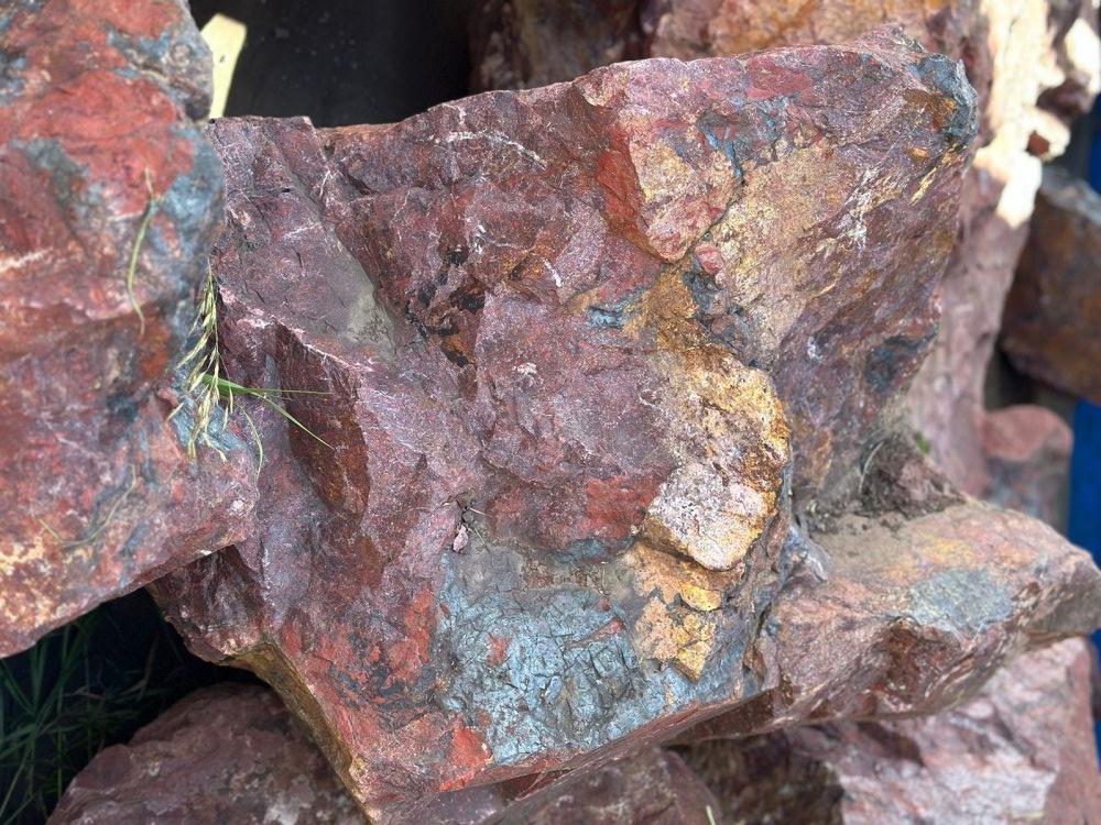 Камни для ландшафтного дизайна красно-фиолетовые 10-60 килограмм купить в Чайковском