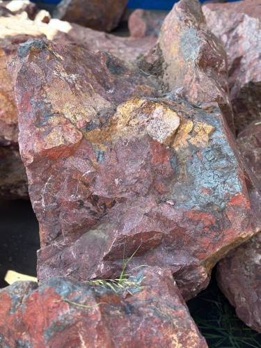 Камни для ландшафтного дизайна красно-фиолетовые 10-60 килограмм купить в Чайковском