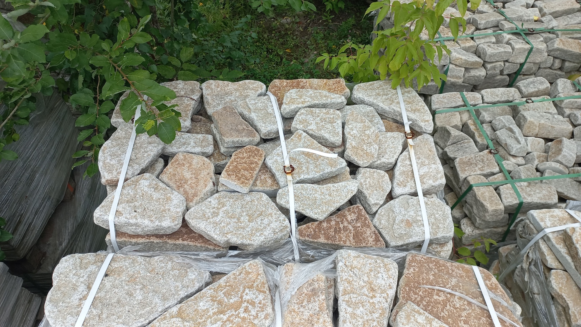 Плитняк галтованный гранитный для ландшафтного дизайна купить в Чайковском