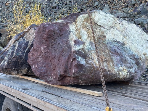 Огромные красно-фиолетовые валуны для ландшафтного дизайна весом более 5 тонн купить в Чайковском