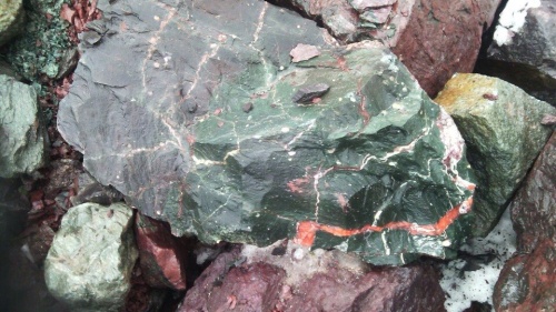 Гигантские зелёные валуны для ландшафтного дизайна весом более 5 тонн купить в Чайковском