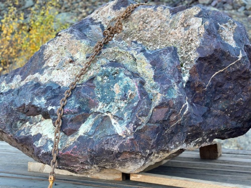 Огромные красно-фиолетовые валуны для ландшафтного дизайна весом более 5 тонн купить в Чайковском