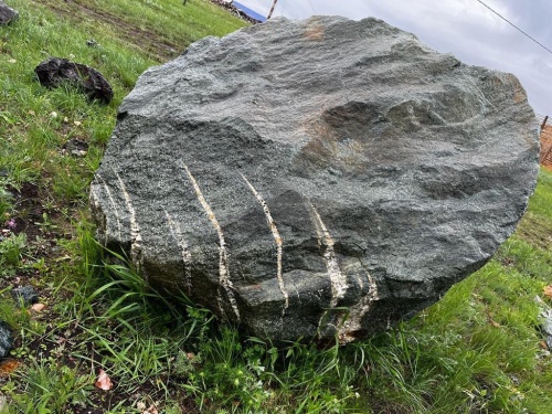 Гигантские зелёные валуны для ландшафтного дизайна весом более 5 тонн купить в Чайковском