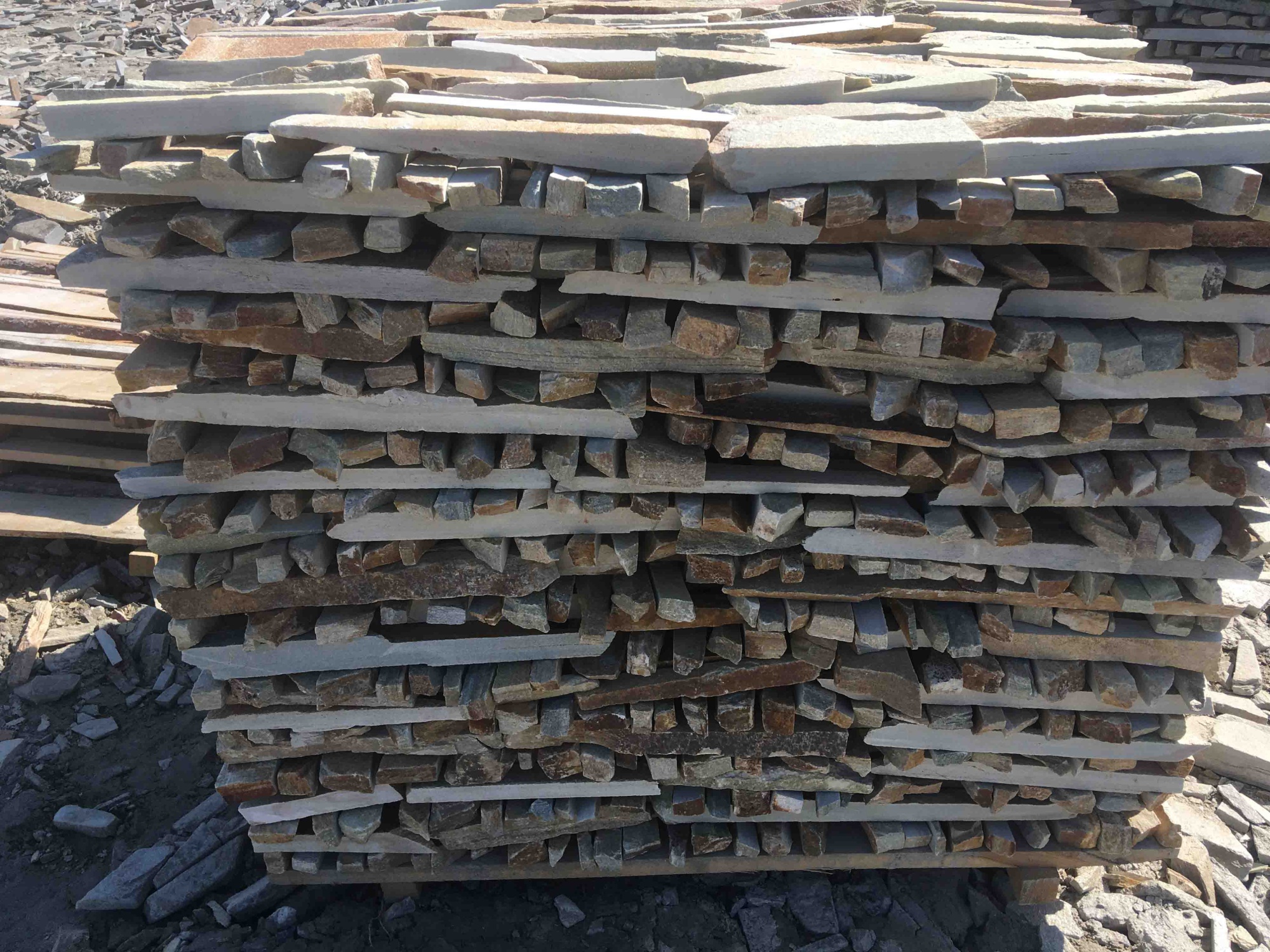 Горбушка златолит золотистый для облицовки купить в Чайковском