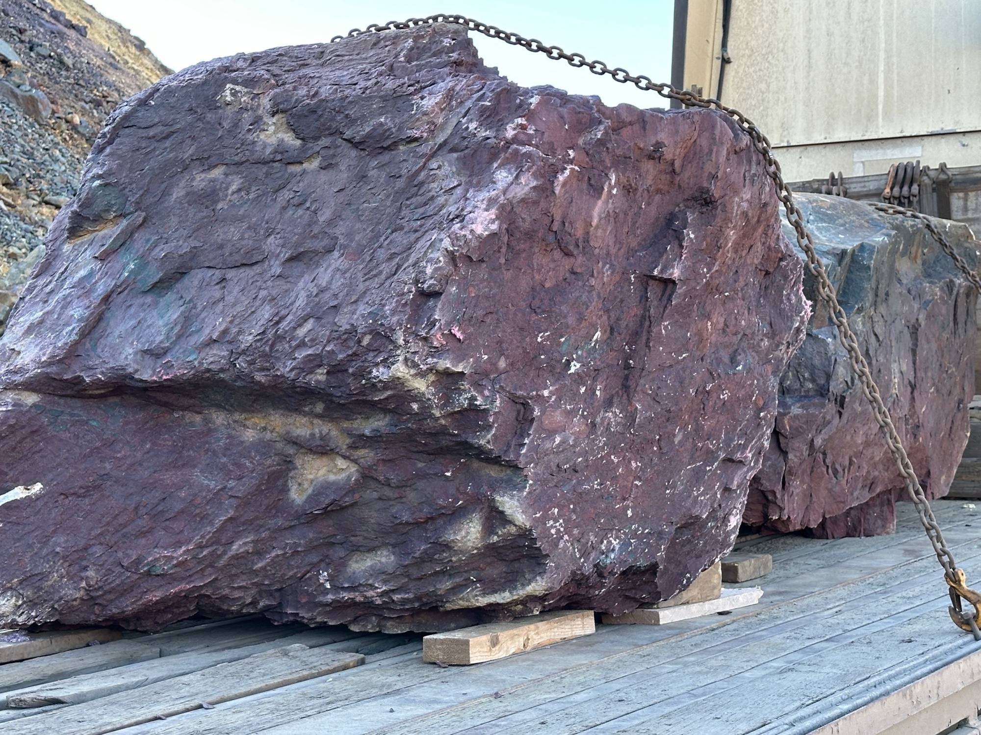 Огромные красно-фиолетовые валуны для ландшафтного дизайна весом более 5 тонн купить в Чайковском