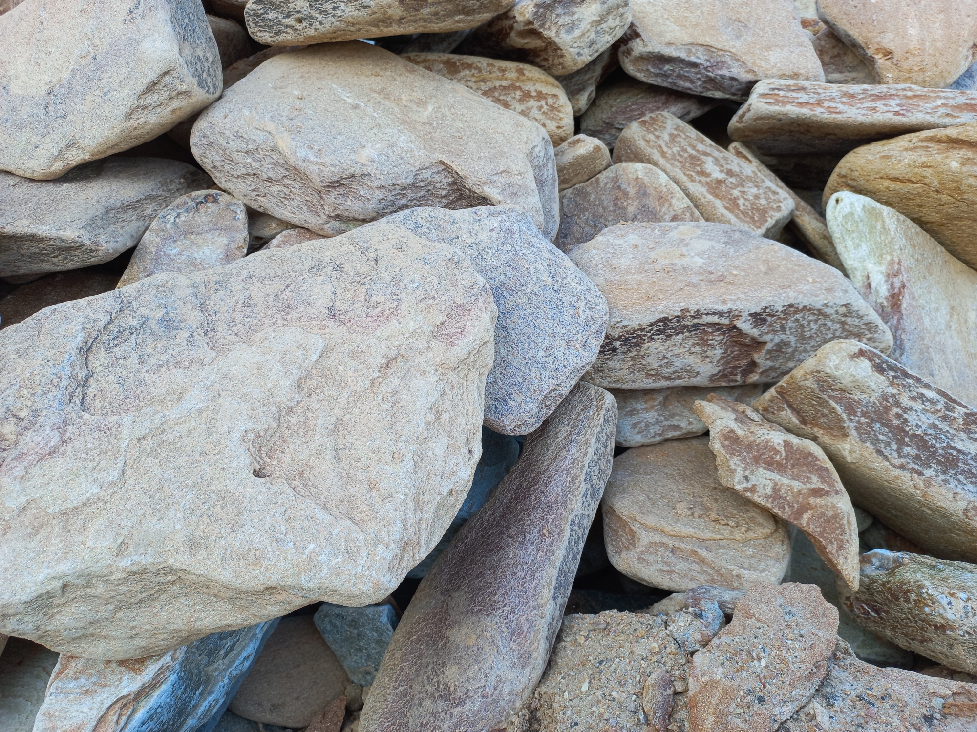 Златолит жёлтый, жёлто-зелёный глыбки и валуны для ланшафтного дизайна купить в Чайковском