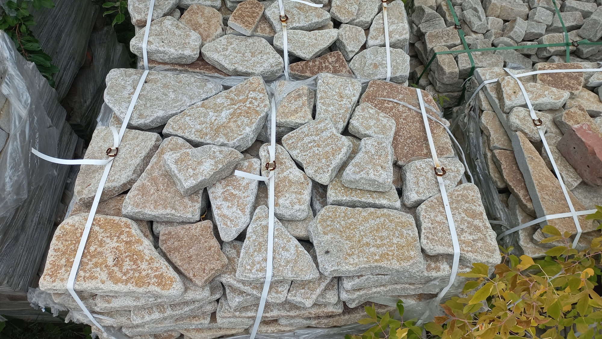 Плитняк галтованный гранитный для ландшафтного дизайна купить в Чайковском