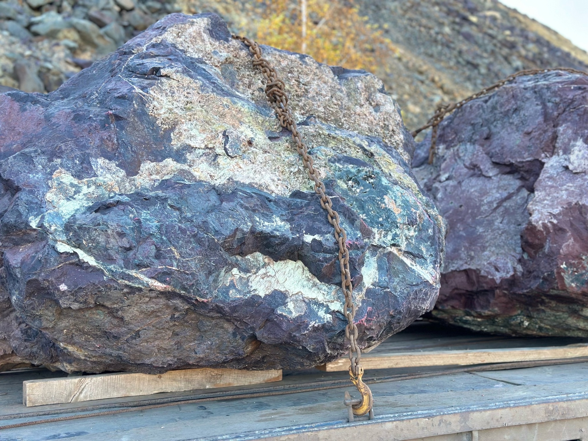 Огромные красно-фиолетовые валуны для ландшафтного дизайна весом более 5 тонн купить в Чайковском